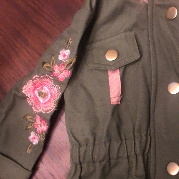 🎀Olive green infant jacket w/flowers on sleeve 🎀 - Picture 3 of 7